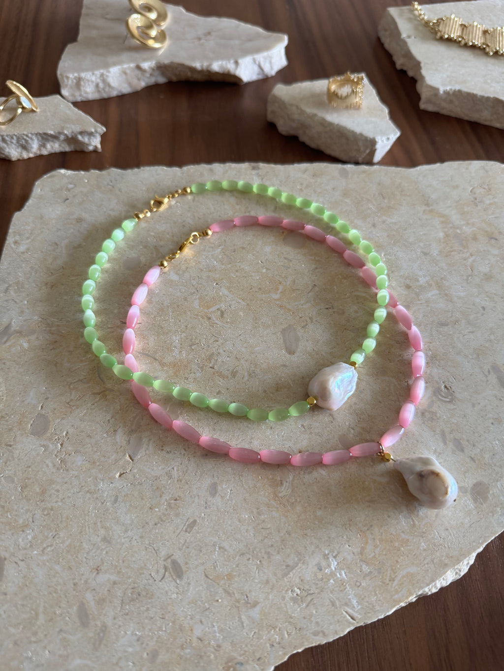 Yansımalı pembe doğaltaş kolye ve barok inci kolye