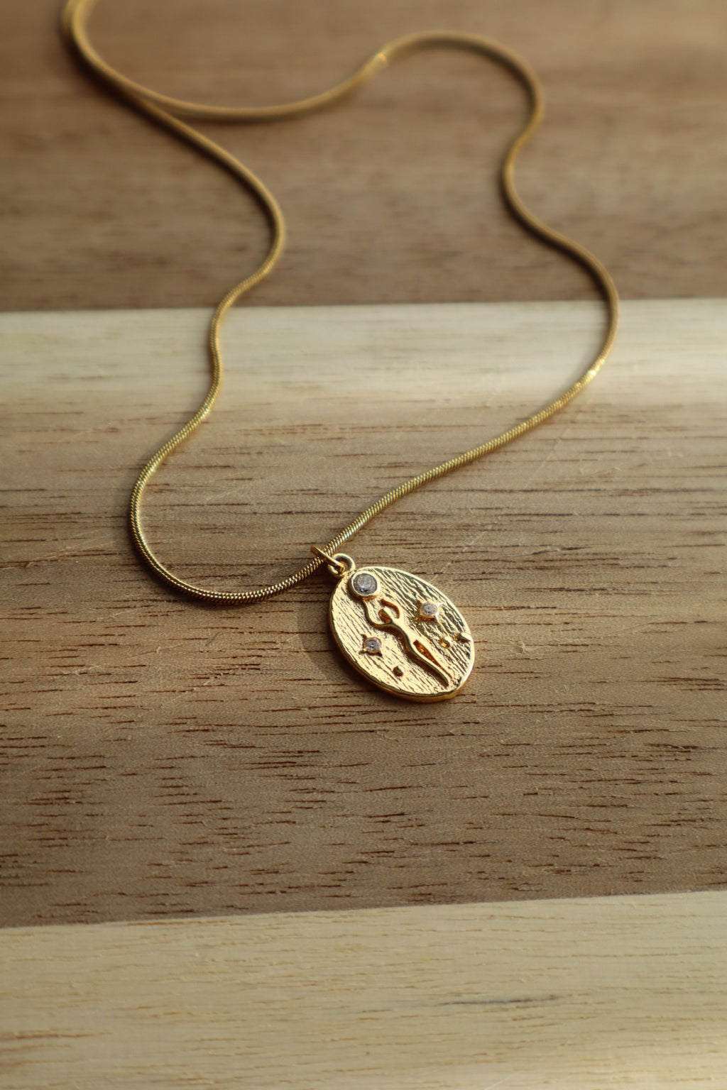 Altın kaplama güneş kız kolye