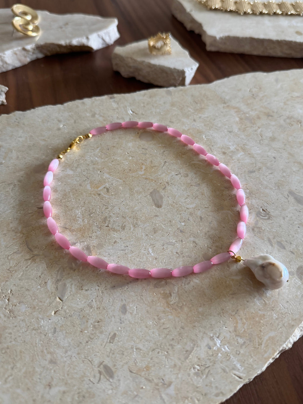 Yansımalı pembe doğaltaş kolye ve barok inci kolye