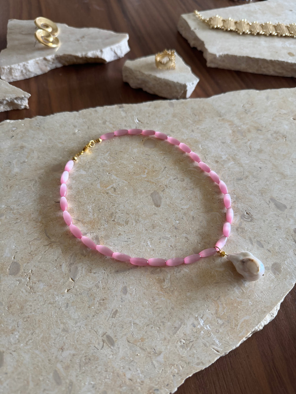 Yansımalı pembe doğaltaş kolye ve barok inci kolye